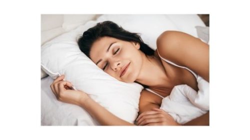 7 sposobów radzenia sobie ze stresem - śpiąca kobieta