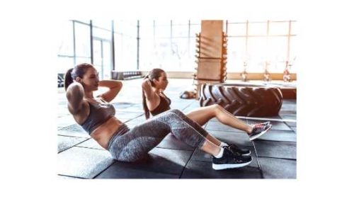 dwie kobiety ćwiczące na siłowni- jak się zmotywować