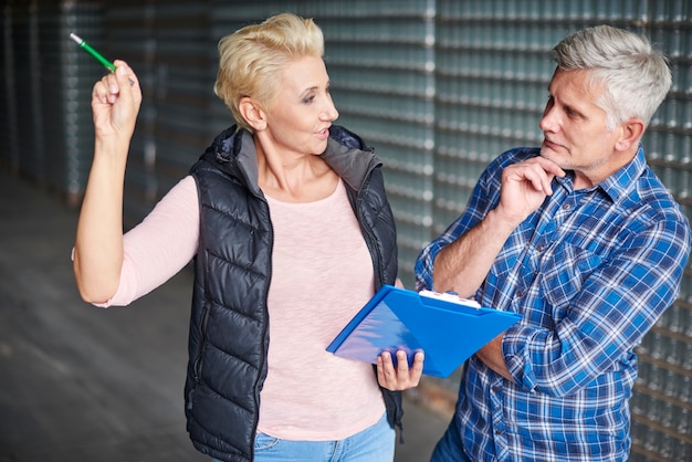 Jak sprawdzić liczbę przejściowych kilometrów na smartfonie?